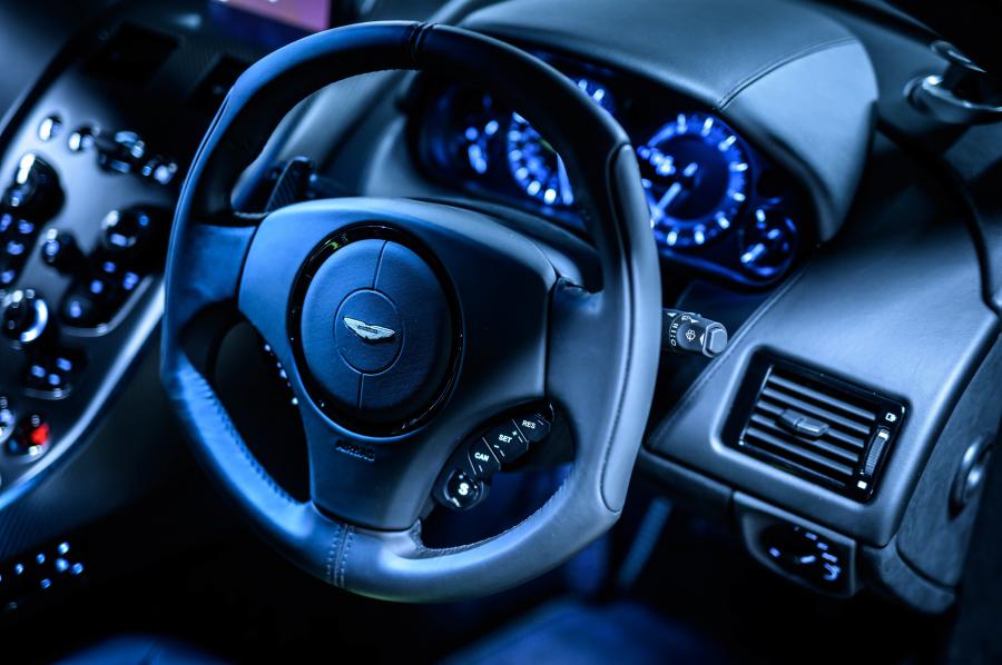 Панель приборов Aston Martin Rapide AMR 2019 года  (JP) (фото 9 из 16)